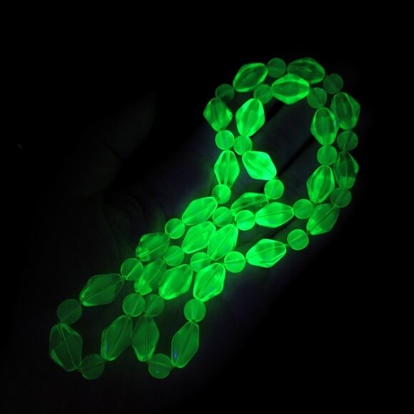 Uranium Glass vintage bead necklace - Picture 7 of 10